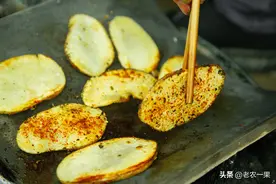 云南人的瓦片烤土豆图片