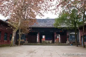 古镇里，有一所废弃的小学，荒凉却又鲜活图片