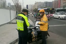 罚！骑电动车打电话、上快车道、闯红灯……徐州交警出手了！图片