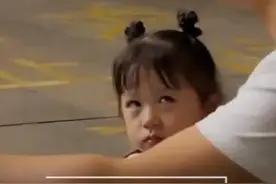 浙江一男子欲抽烟，被女儿一个眼神吓得秒怂，硬汉瞬变“女儿奴”图片