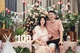 女排美女队长更新近况，怀抱孩子与丈夫深情拥吻，身材已恢复如初图片