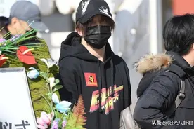 众星现身赵英俊追悼会，薛之谦包贝尔拥抱痛哭，大鹏黄渤神情落寞图片