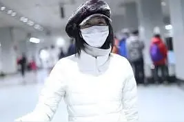 童瑶这一身白得发光！白色羽绒服配大贝雷帽，一点明星架子都没有图片
