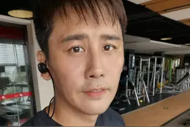 演员于晓光的绘画进步大，不输徐静蕾的作品，油画色彩很亮丽图片