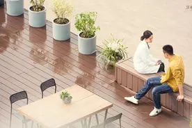 《亲爱的戎装》：李沁穿白大褂紧搂黄景瑜，设定超甜却被造型拖累图片