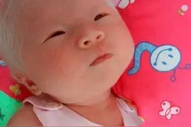 妈妈生下“白毛女儿”，婆婆回家丈夫甩脸子，她选择不离不弃图片