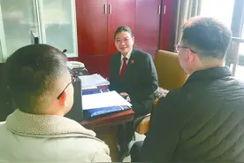 没有欠条，凭什么要工钱？62岁农民工将包工头和公司告上法庭图片