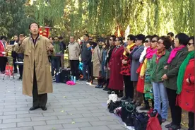50岁大姐公园深情演唱《珊瑚颂》，红色经典，传唱不衰！视频封面