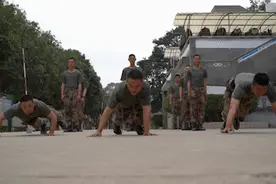 健身只服他们！兵哥哥训练教程，腹肌等我！图片
