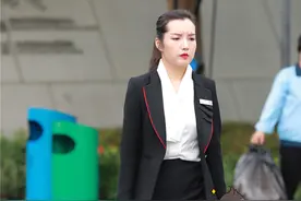 销售女经理下班了，穿着职场装，气场全开图片