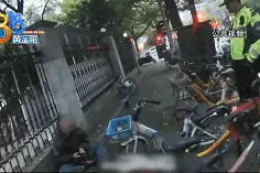 杭州醉酒小伙当街抱着老婆大哭！网友：有太多身不由己，成年人都懂图片