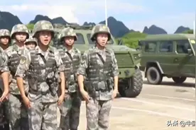 “00后”女兵高原开装甲车！车技够猛图片