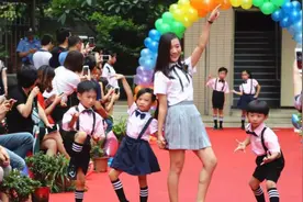 宝妈月入三千，带孩子出席贵族幼儿园聚餐，回家却被踢出群聊图片
