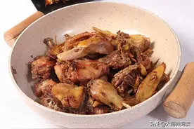 姜香浓郁，鸭肉鲜美！这道姜母鸭剁成大块先腌后焗，入味深透图片