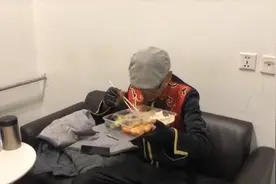 阿宝再登央视星光大道，与朱迅尼格买提同台，后台吃盒饭好辛酸图片