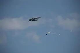 “重量级”的比拼——“国际军事比赛-2021”“航空飞镖”项目重装平台空投课目比赛见闻图片