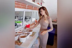 爆笑时刻！这老板娘长得太好看了吧，所以不火都不可能图片