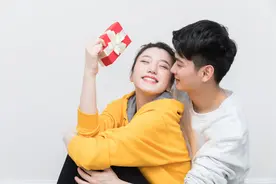 有三个撒娇方式是男人的最爱，用好一个，他对你念念不忘图片
