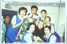 37年前成为空姐带出徒弟无数，与国家领导人合过影，退休这天她哭了图片