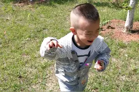 2岁孙子和爷爷周日同游，玩的不亦乐乎，流连忘返图片