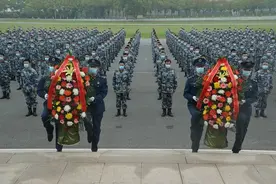 仰望英雄！全体官兵默哀，深深三鞠躬……图片