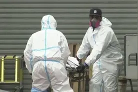 美国纽约殡仪馆卡车散异味，邻居难忍报警，发现车内60具腐烂尸体图片