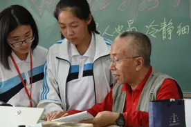 退休老师开补课班被举报，老师十分不理解，教育局对此作出回复图片