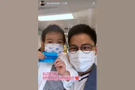 霍启刚抱女儿坐地铁感受生活，三岁霍中妍越长越美太像奶奶朱玲玲图片
