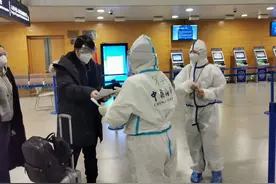 “钢琴王子”郎朗携夫人从法兰克福入境上海，排队经历闭环查验，吉娜90度鞠躬致敬海关一线工作人员图片