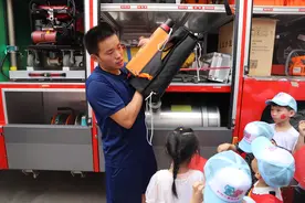 30多个萌娃的到来，给消防员也带来了好多欢乐图片