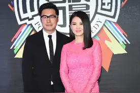 李湘真是够高调的，穿艳粉色蕾丝裙却一点不俗，感觉比老公还霸气图片