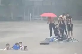 雨中“钢铁侠”！金湾女子暴雨被困车内，他俩蹚水而来徒手施救图片