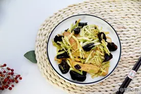 豆腐除了炖着吃，还可以煎一煎，炒一炒，不放盐味更鲜，我家常吃图片