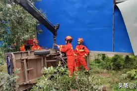 三轮车撞向路旁广告牌，发生侧翻，司机被困...图片