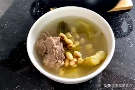 天热没食欲，教你在家做苦瓜汤，汤汁鲜美不油腻，大人孩子都爱喝图片