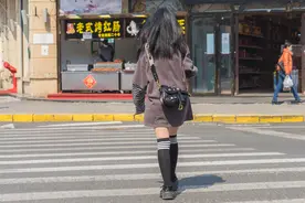 4月13日，哈尔滨最高气温22度，市民出行短袖短裤齐上阵图片