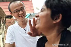 52岁女人口述：因孤单去旅游，越轨30岁小伙，幸亏老公不知道图片