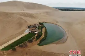 “沙漠第一泉”敦煌月牙泉身形渐“丰满”图片