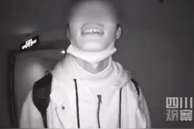 陌生男子趴在独居女生家门上做鬼脸！动作怪异，画面惊悚，女生：不敢一个人住了图片