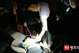 6龄童被“熊孩子”用U型锁锁住脖子，扔了钥匙父子俩却很淡定图片