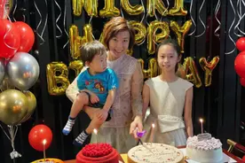 张怡宁40岁，60岁老公准备4个蛋糕！大魔王合影一对儿女，气质佳图片
