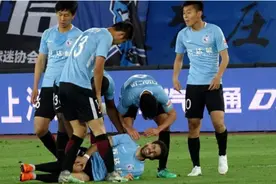 国内足坛又现暴力冲突！球员因对判罚不满，一巴掌将裁判打晕在地图片