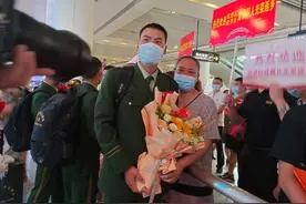 专车接送、现场选岗、战队迎接、锣鼓喧天！这样接老兵就对了图片