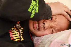 男童患重症后遭母亲抛弃，常常捧着全家福流泪：妈妈，我想你了图片