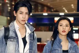 张予曦与男友现身机场，玩起“你衣我裤”的牛仔情侣风，甜炸图片