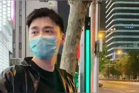 李易峰直播轧马路 买仙女棒还安慰吵架路人图片