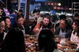 63岁冯小刚与好友街边聚餐，皮肤白得亮眼，亿万身家却无法治愈图片