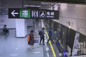 惊！抢着上福州地铁，婴儿上车，三老人落站台图片