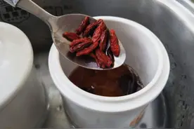 老年人常吃枸杞，抗衰老、缓解疲劳，可很多人买错了，用几招分辨图片