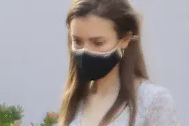 31岁“白雪公主”莉莉·柯林斯出街照！光脚取快递，宛若小精灵图片